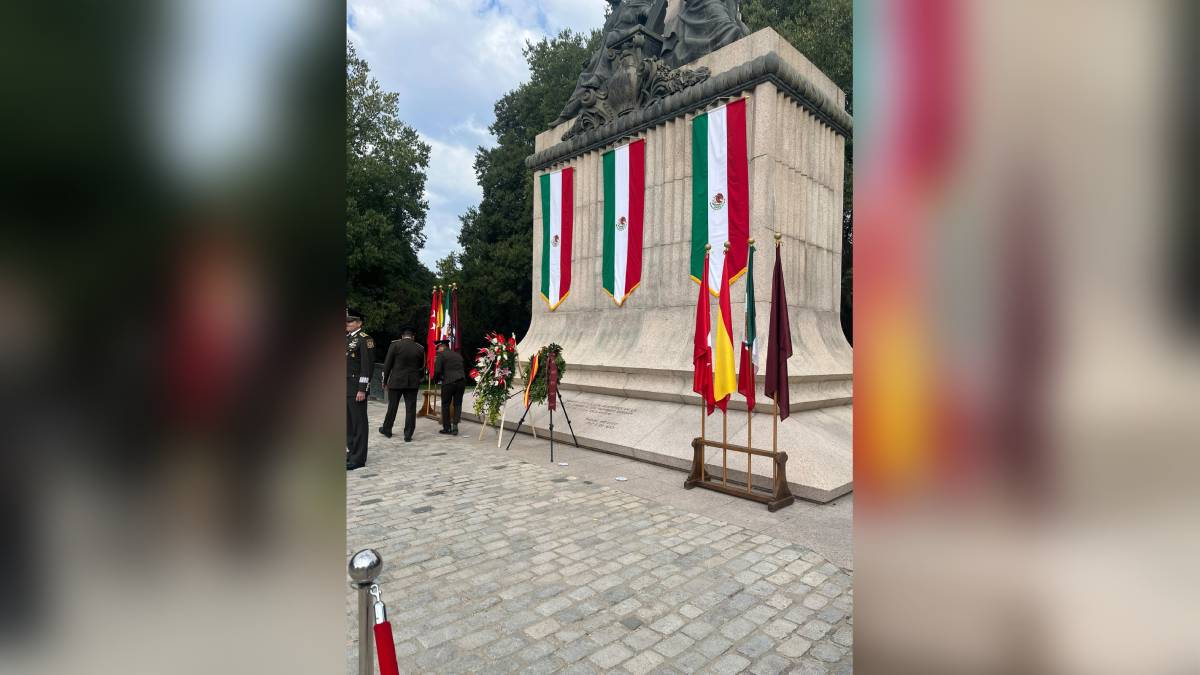 Embajada de México en España conmemora Independencia con ofrenda floral en Madrid