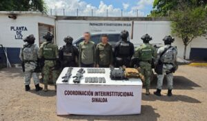 En una camioneta blindada, con armamento y equipo táctico detienen a un extranjero y a otro civil en Imala de Culiacán
