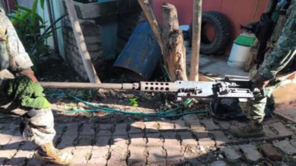 Encuentra Ejército arsenal en Rosario, Sinaloa; aseguran fusil Barrett .50, ametralladoras y 65 armas largas