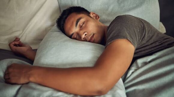 ¿No puedes dormir por el calor? Estos 6 errores podrían estar arruinando tu descanso