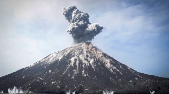 ¡Alerta en Indonesia! Erupción del Anak Krakatoa provoca cierres y complicaciones aéreas