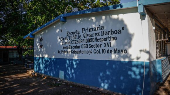 “Le pudo pasar a mis maestros, a cualquiera”: Directora de escuela de Culiacán donde madre de familia murió electrocutada; suspenden clases