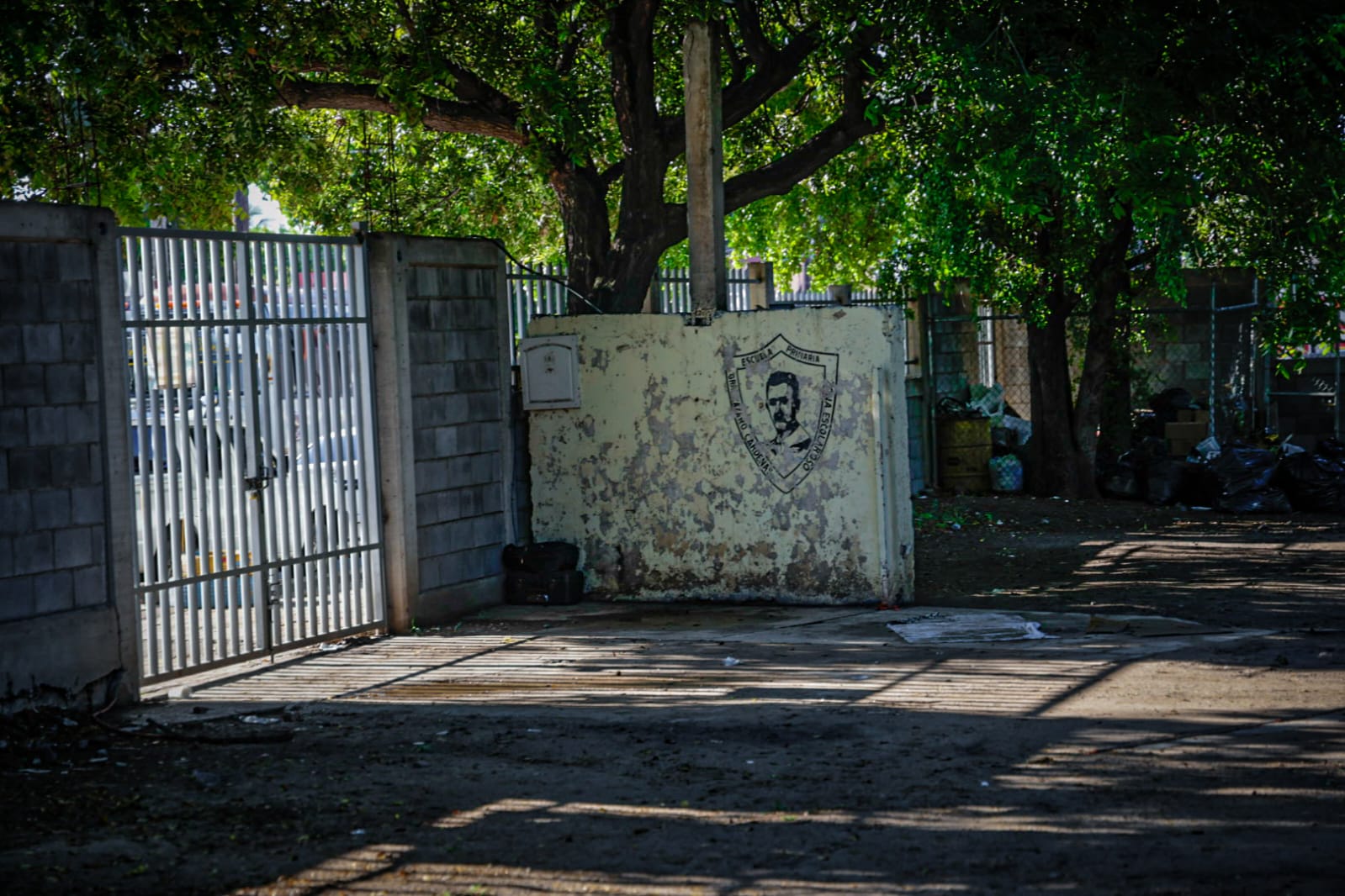 Escuela primaria donde falleció madre de familia por una descarga electrica en Culiacán