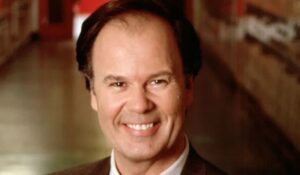 Fallece Dennis Haskins, el querido director Belding de ‘Salvados por la campana’, a los 75 años
