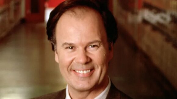 Fallece Dennis Haskins, el querido director Belding de ‘Salvados por la campana’, a los 75 años