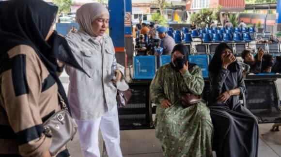 Seis muertos y 130 pasajeros sin localizar en Indonesia tras el naufragio de un barco con 243 pasajeros