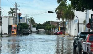 Fuertes lluvias dejan calles inundadas y cortes de luz en distintos sectores de Guasave