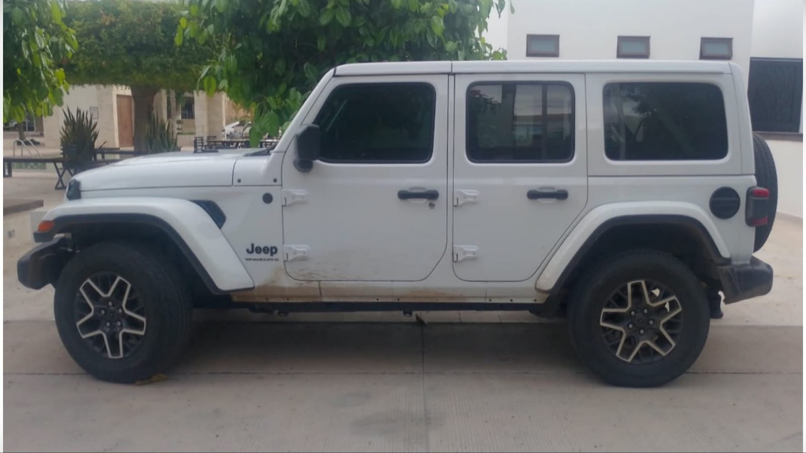 Fuerzas federales aseguran dos camionetas con municiones en un residencial de Los Mochis.