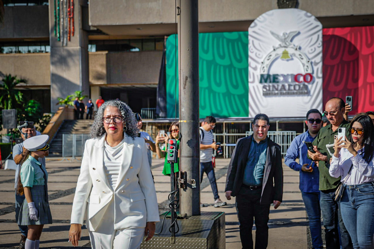 Graciela Domínguez encabeza izamiento de bandera por el 216 aniversario de la Independencia de México