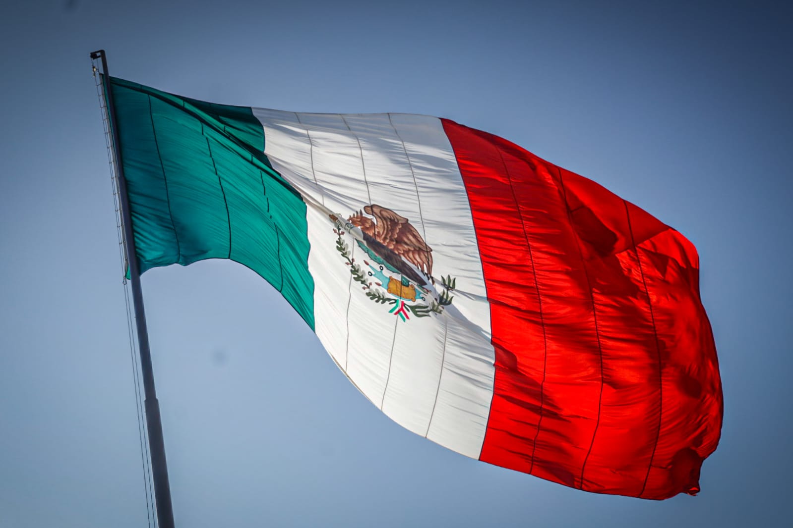Bandera ondea el 16 de septiembre
