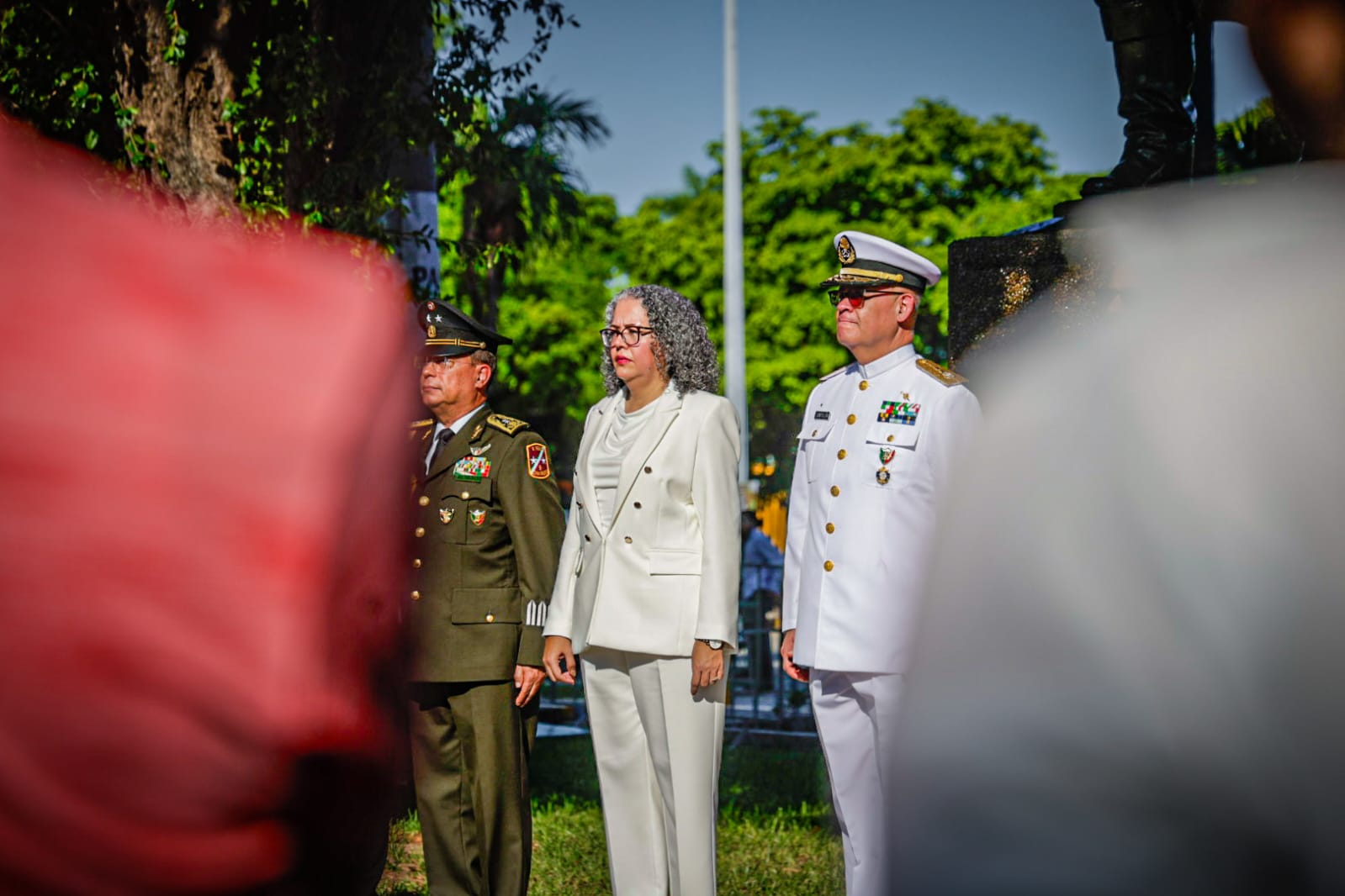 Graciela Domínguez encabeza izamiento de bandera por el 216 aniversario de la Independencia de México