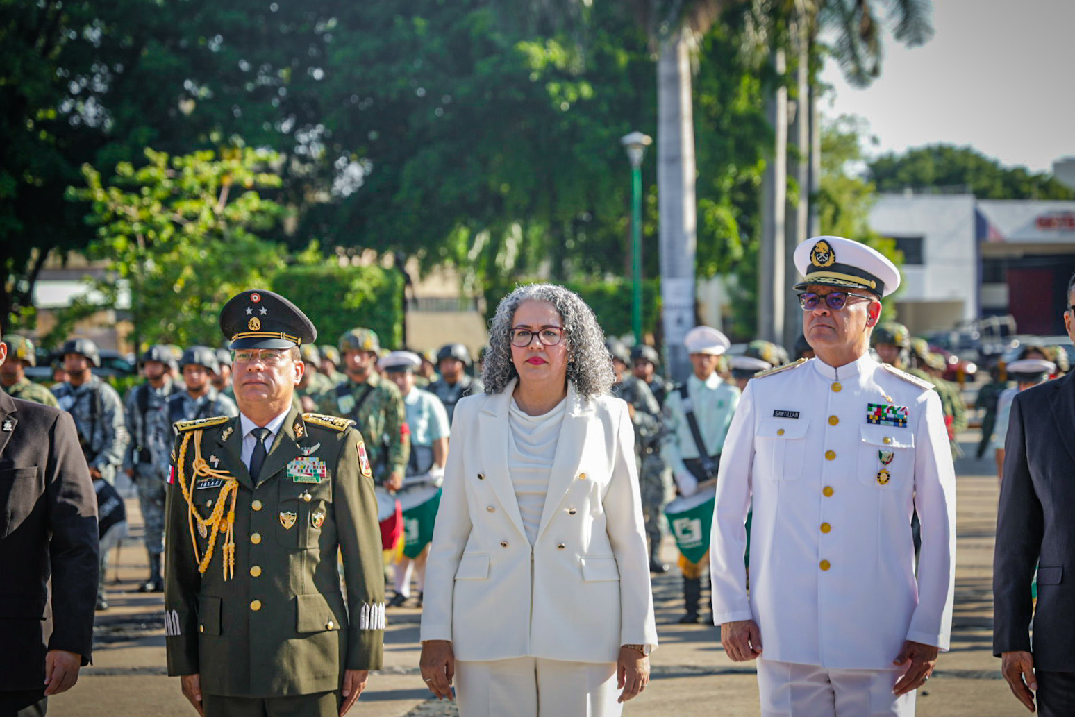 Graciela Domínguez encabeza izamiento de bandera por el 216 aniversario de la Independencia de México