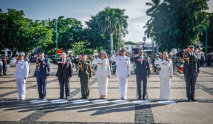 Graciela Domínguez encabeza izamiento de bandera por el 216 aniversario de la Independencia de México