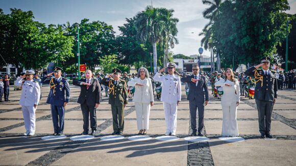 Graciela Domínguez encabeza izamiento de bandera por el 216 aniversario de la Independencia de México