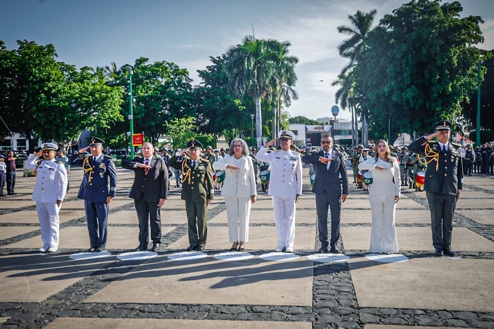 Graciela Domínguez encabeza izamiento de bandera por el 216 aniversario de la Independencia de México