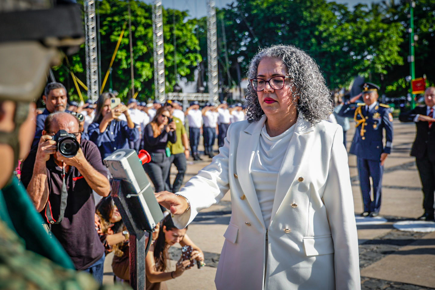 Graciela Domínguez encabeza izamiento de bandera por el 216 aniversario de la Independencia de México