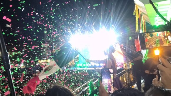 ¡Viva la Libertad! Cientos celebran el Grito de Independencia en el Centro de Mazatlán