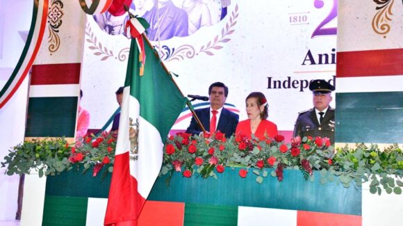 ¡Viva México, y viva el Pueblo Mágico de Mocorito!; Alcalde Enrique Parra Melecio encabezó Grito de Independencia