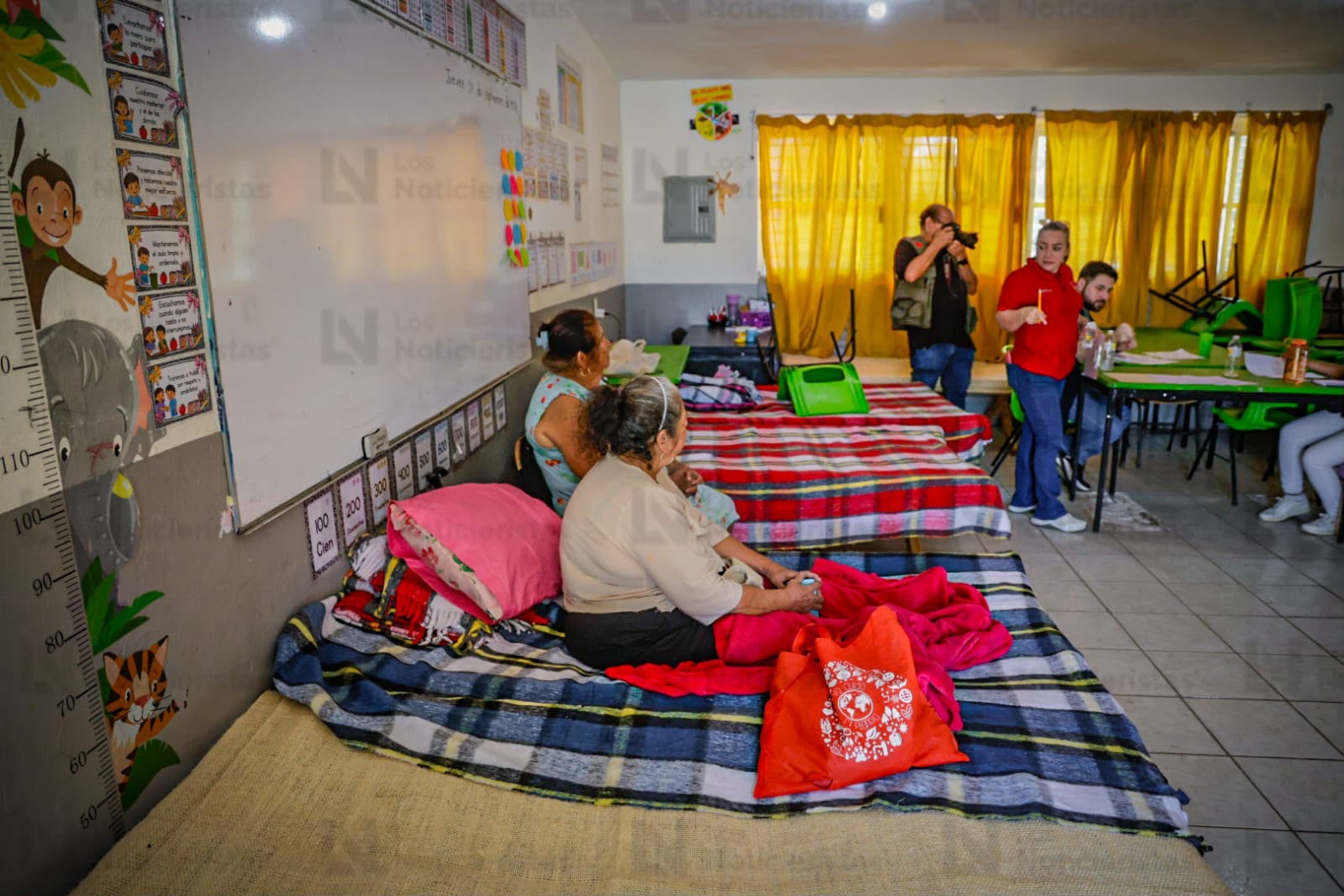 Habitantes de Las Aguamitas en albergues