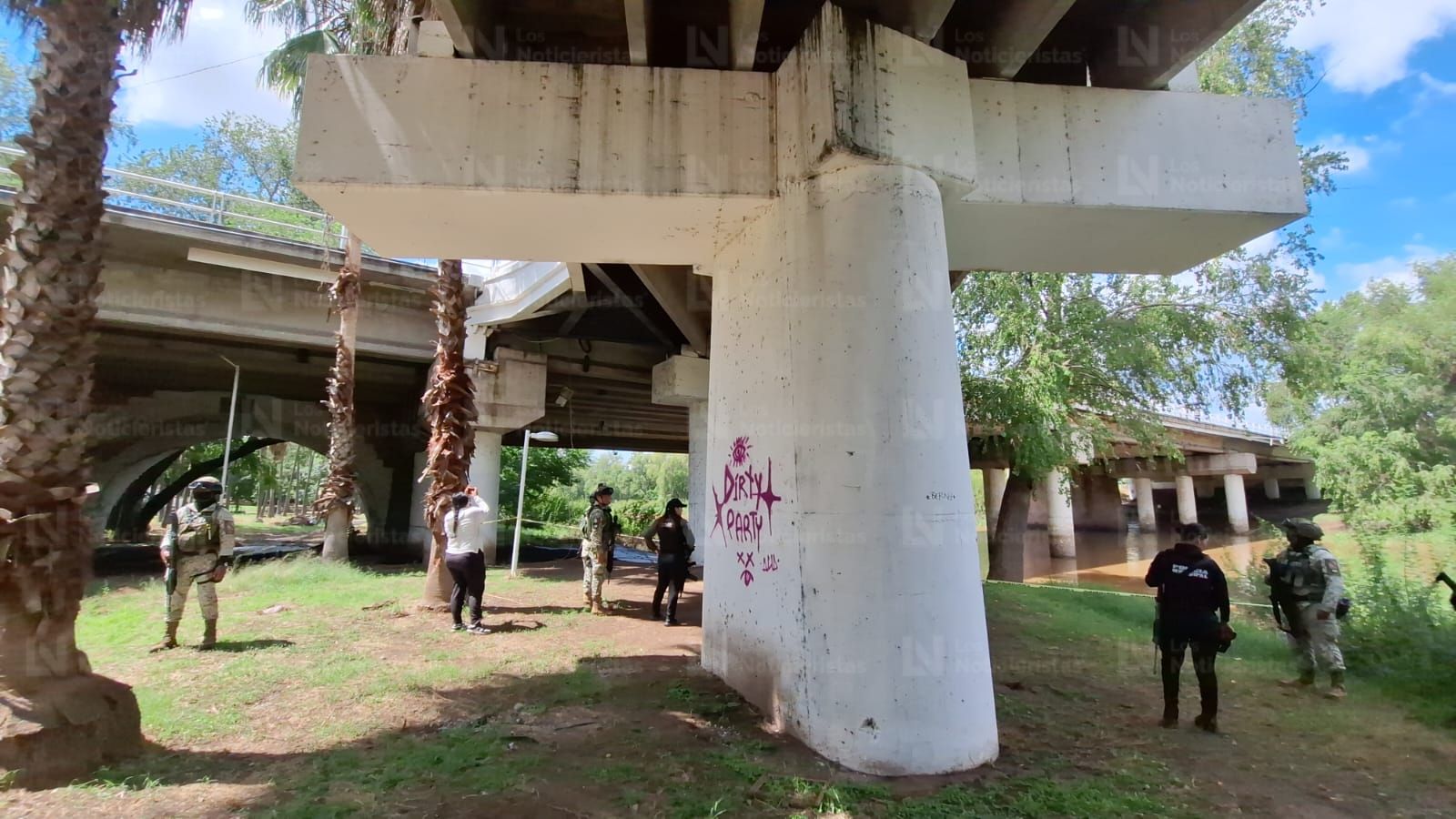 Hallan cadáver en descomposición cubierto con una colchoneta junto al río Tamazula, en el centro de Culiacán