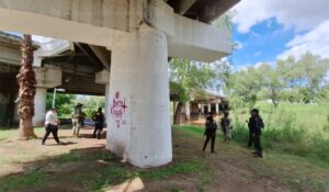 Hallan cadáver en descomposición cubierto con una colchoneta junto al río Tamazula, en el centro de Culiacán