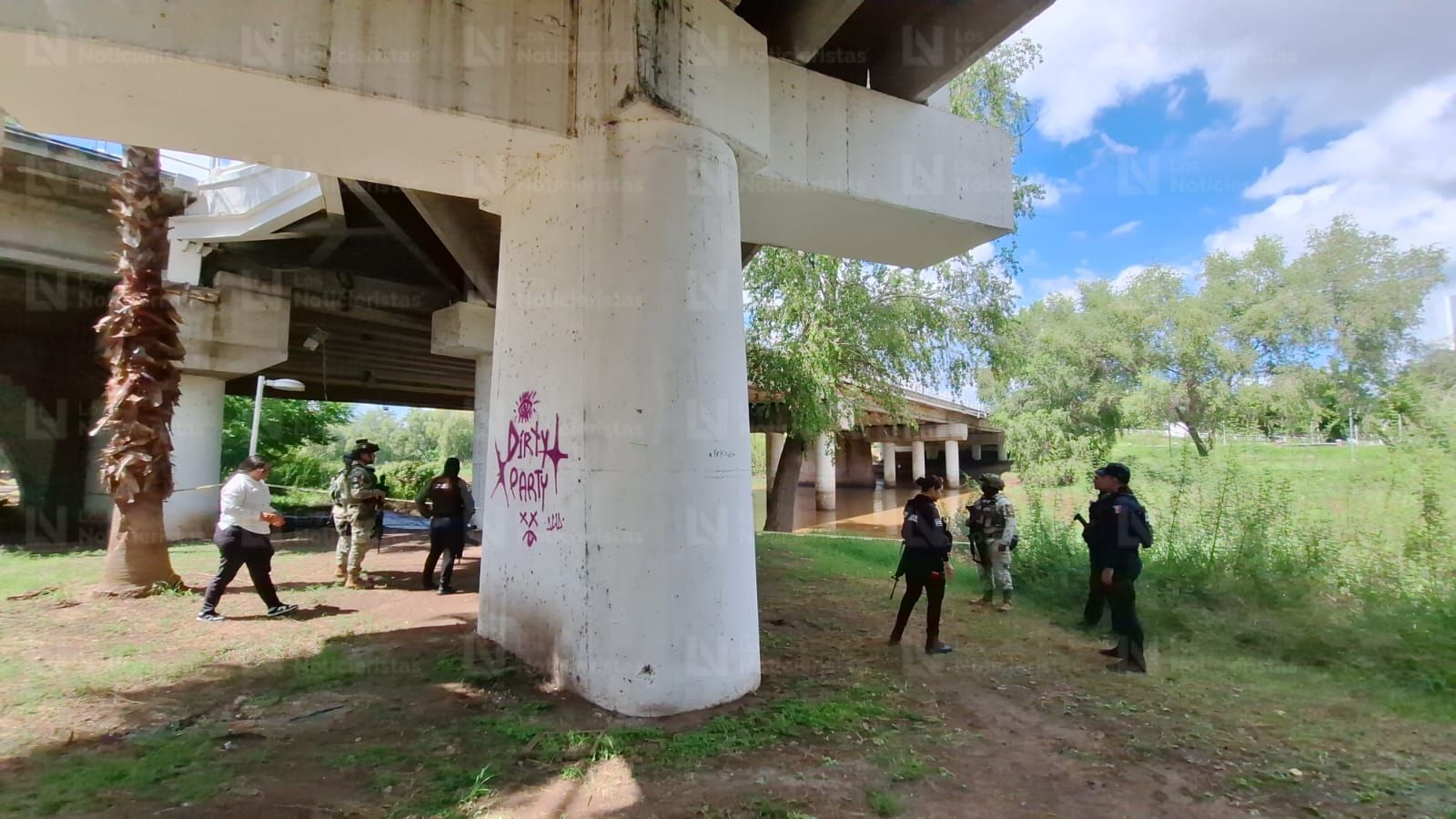 Hallan cadáver en descomposición cubierto con una colchoneta junto al río Tamazula, en el centro de Culiacán