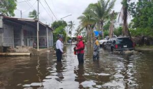 Huracán Rachel provoca marejadas en Colima; evacuan a familias por ‘tsunamicito’