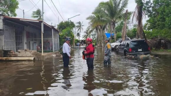 Huracán Rachel provoca marejadas en Colima; evacuan a familias por ‘tsunamicito’