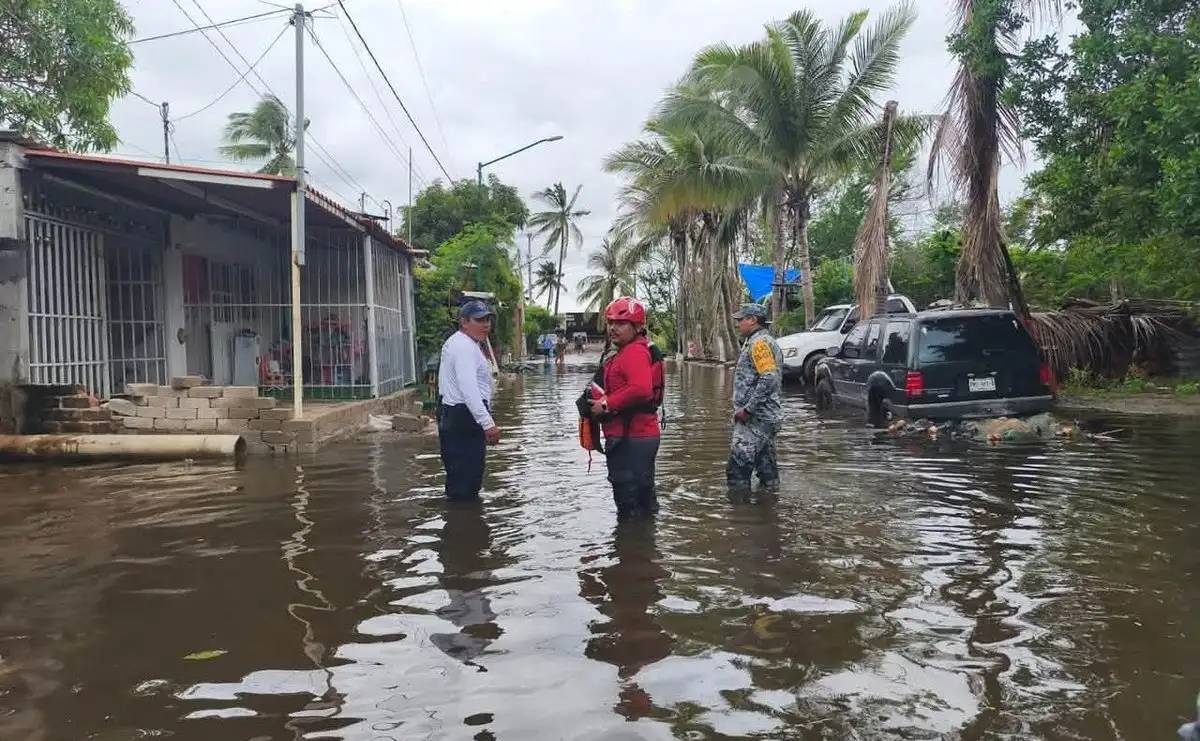 Huracán Rachel provoca marejadas en Colima