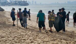 Activan jornada de limpieza en playas de Mazatlán y suman más de 215 toneladas durante el actual gobierno municipal