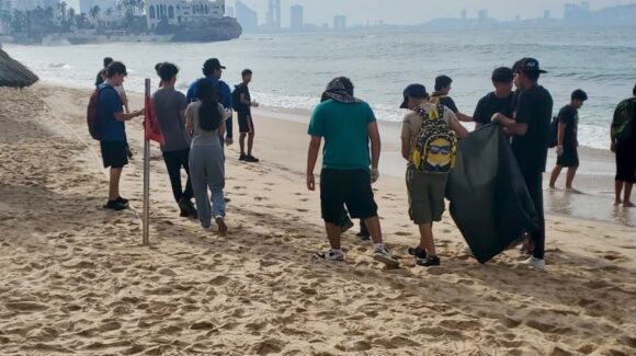 Activan jornada de limpieza en playas de Mazatlán y suman más de 215 toneladas durante el actual gobierno municipal