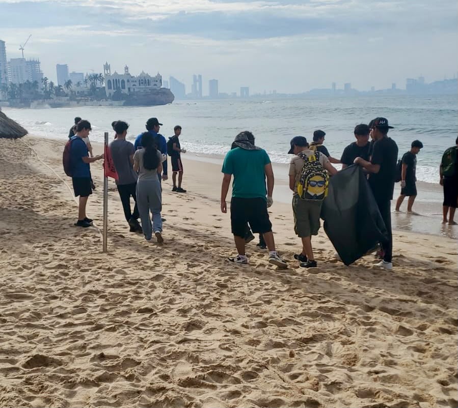 Jornada de limpieza en playas de Mazatlán