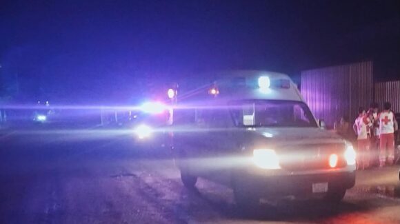 Joven motociclista resulta lesionado tras derrapar en carretera estatal de Guasave, Sinaloa