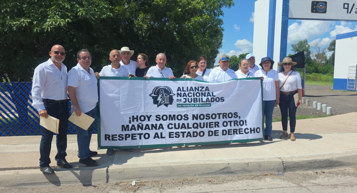 Jubilados de la CFE entregan petición a Claudia Sheinbaum a su llegada a Sinaloa para reformar el Artículo 127 constitucional