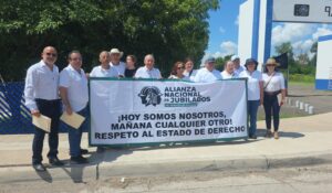 Jubilados de la CFE entregan petición a Claudia Sheinbaum a su llegada a Sinaloa para reformar el Artículo 127 constitucional