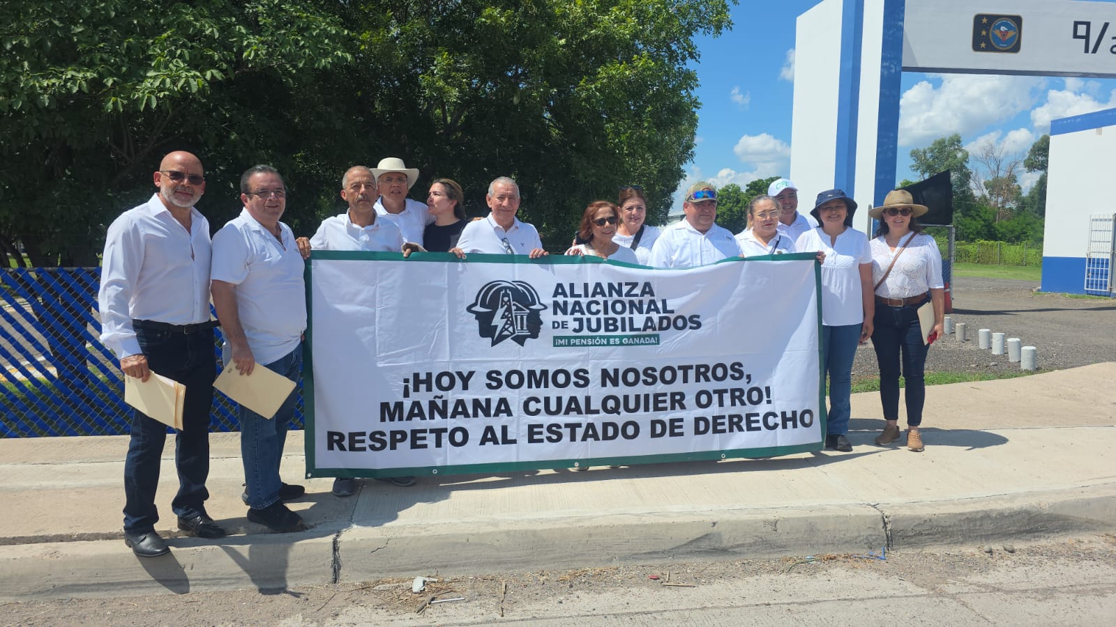 Jubilados de CFE entregan documento a Claudia Sheinbaum