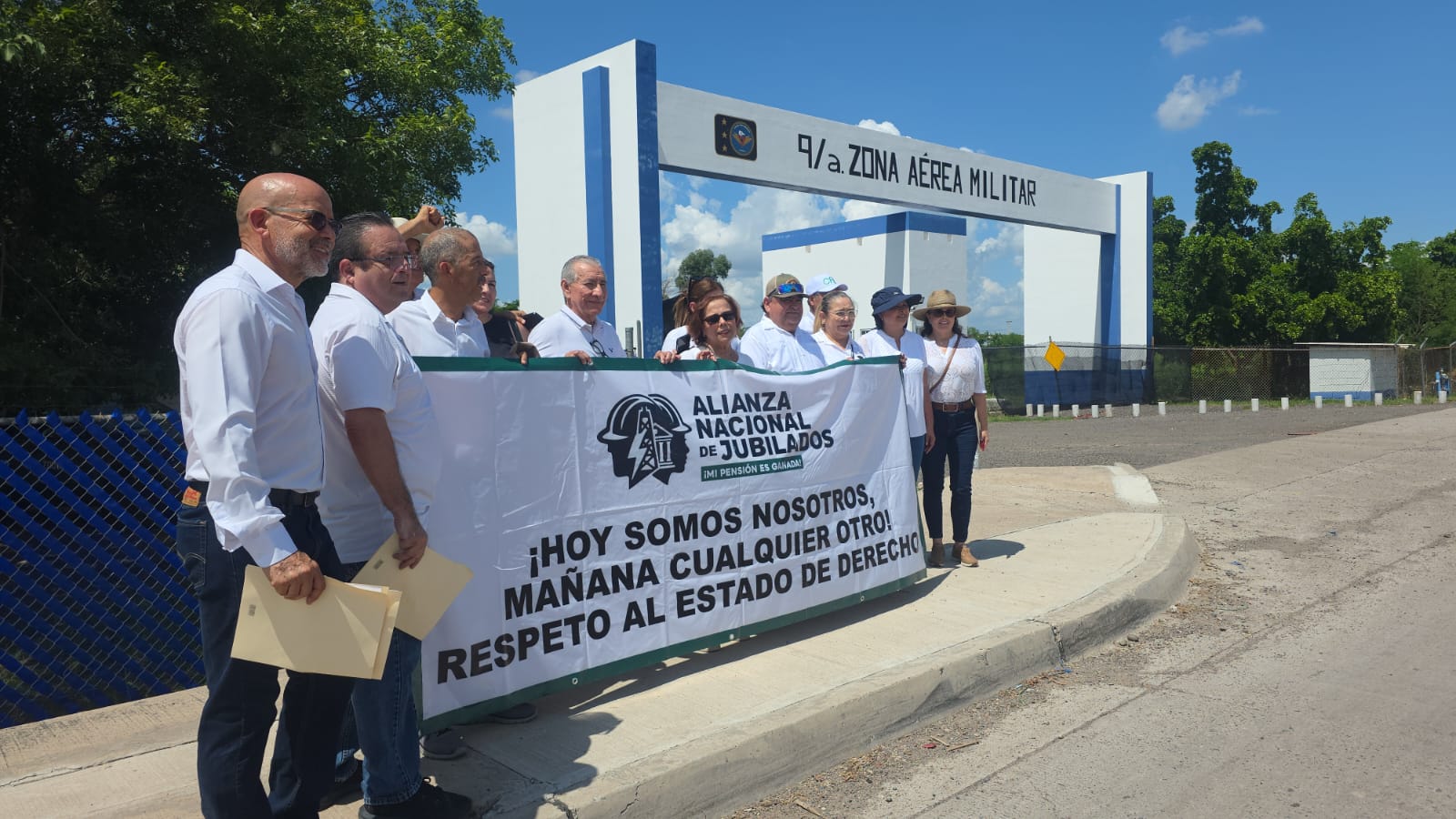 Jubilados de CFE entregan documento a Claudia Sheinbaum