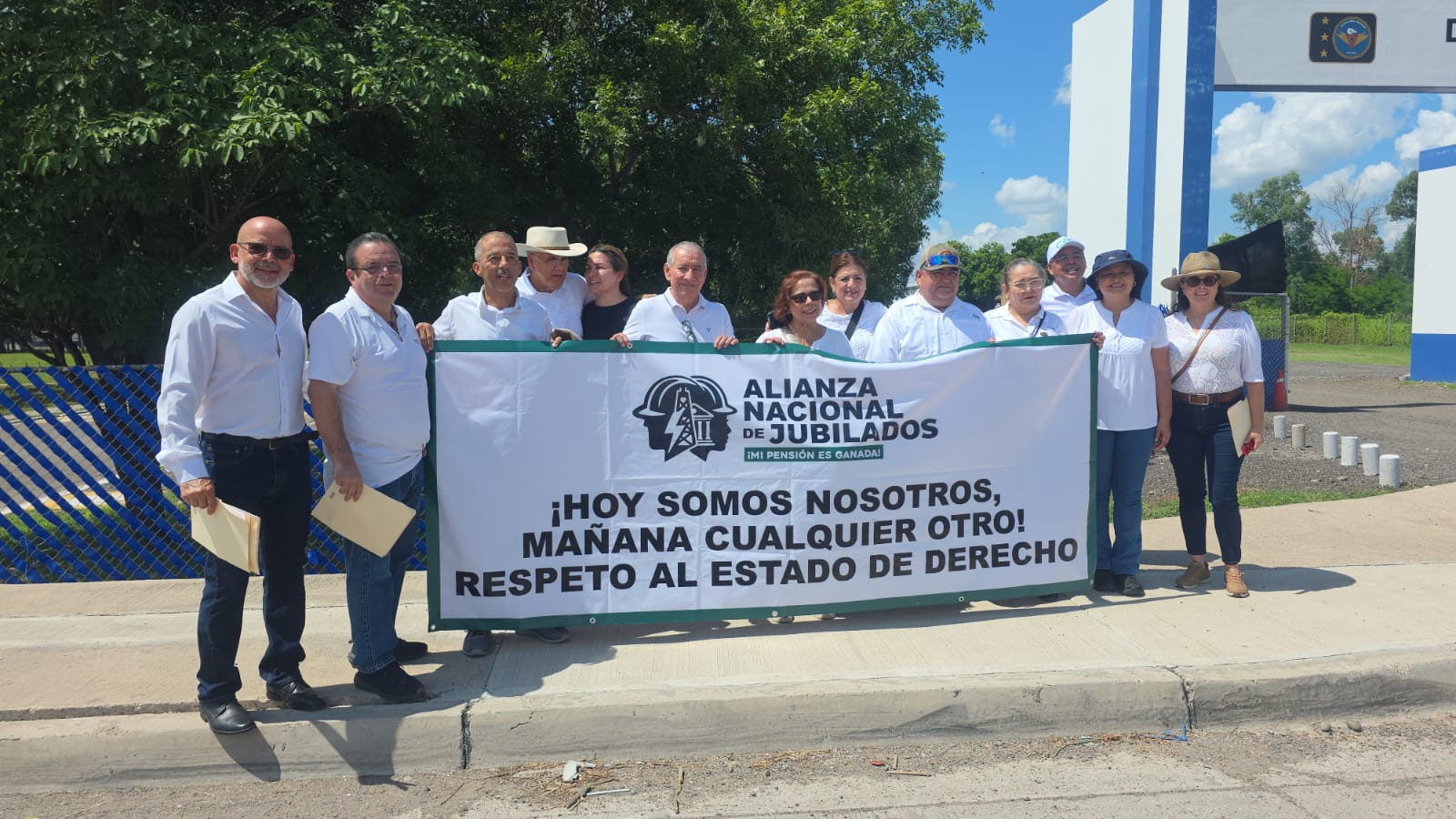Jubilados de CFE entregan documento a Claudia Sheinbaum