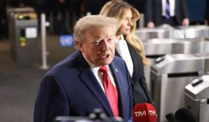 Juez de EU ordena restablecer acceso de medios vetados por Trump a la Casa Blanca