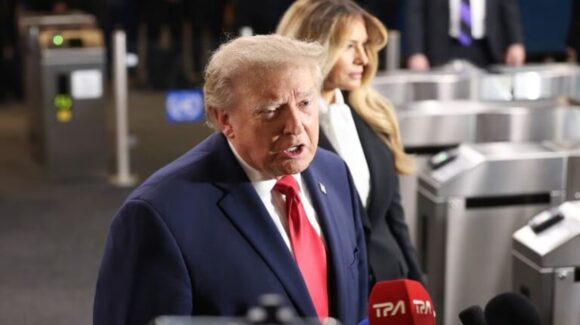 Juez de EU ordena restablecer acceso de medios vetados por Trump a la Casa Blanca