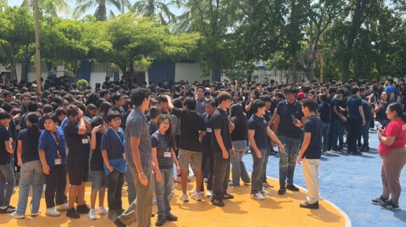 Suena la alarma y la UAS Zona Sur sale de las aulas para practicar ante un sismo en Mazatlán, Sinaloa