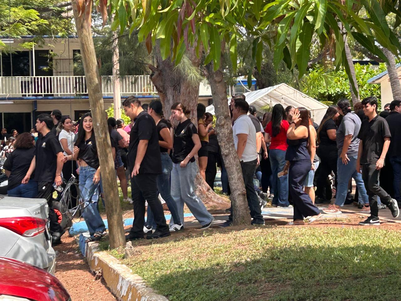 La UAS Zona Sur sale de las aulas para practicar ante un sismo en Mazatlán, Sinaloa