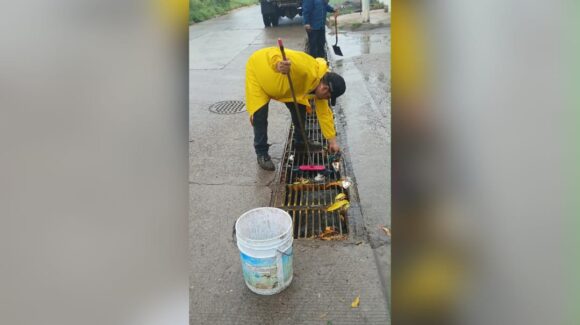Sube el nivel del agua en calles de Los Mochis; Activa ayuntamiento brigadas de limpieza y apoyo