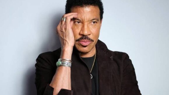 Cantante Lionel Richie ingresa al hospital tras dificultades en concierto