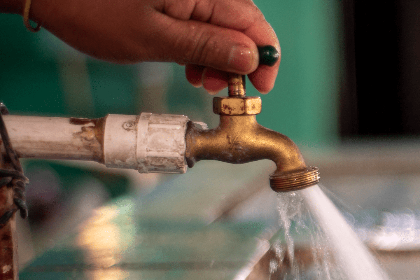 Llave con agua potable