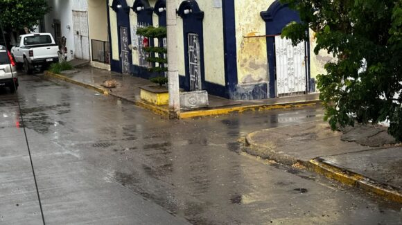 Tláloc se hace presente en el sur, en Mazatlán, Sinaloa, se intensifica la lluvia; padres deciden si llevan a sus hijos a clases