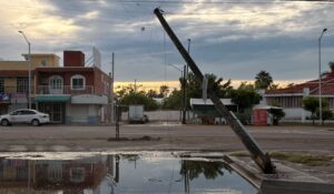 Lluvias y viento dejan poste de telecomunicaciones caído en Infonavit Playas, Mazatlán