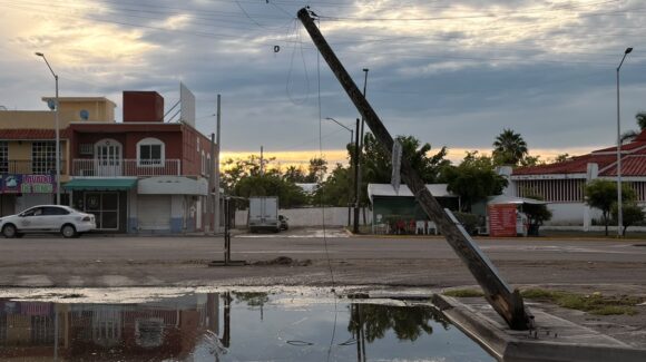 Lluvias y viento dejan poste de telecomunicaciones caído en Infonavit Playas, Mazatlán