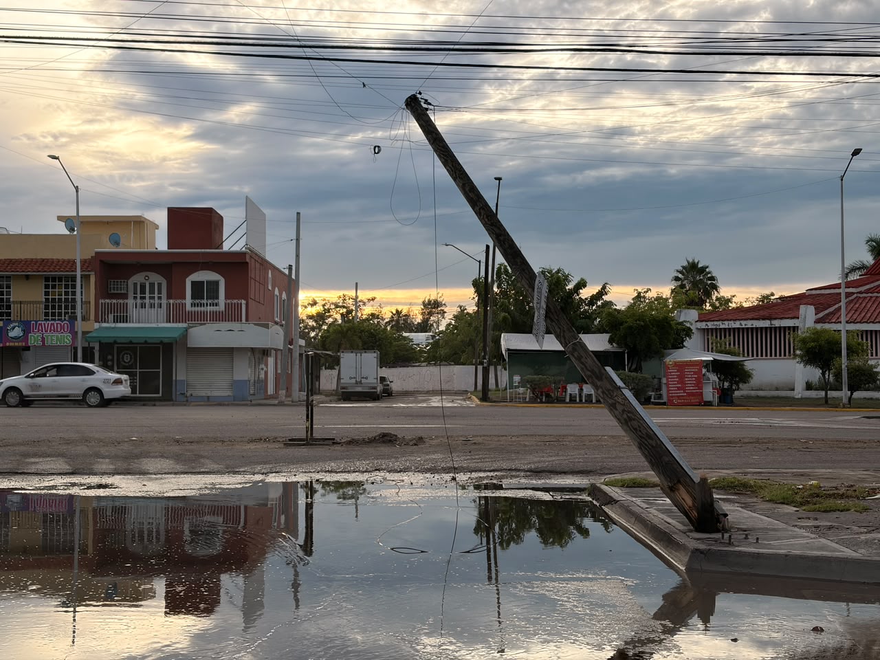 Lluvias y viento dejan poste de telecomunicaciones caído en Infonavit Playas, Mazatlán