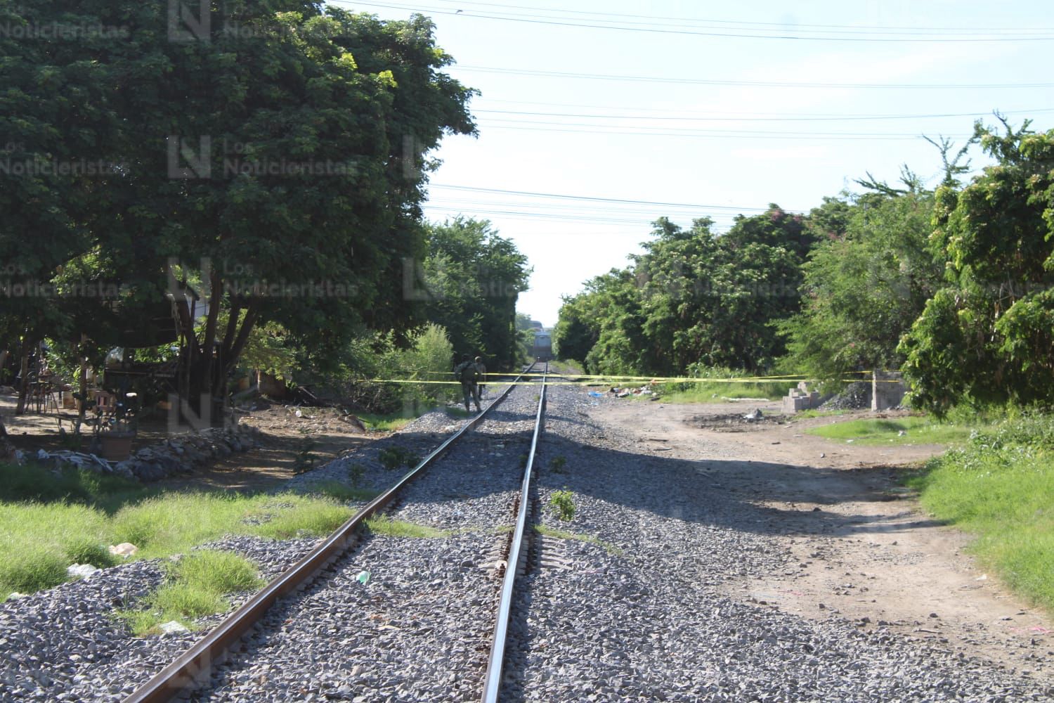 Localizan a un hombre y una mujer cerca de las vías del tren en Mazatlán